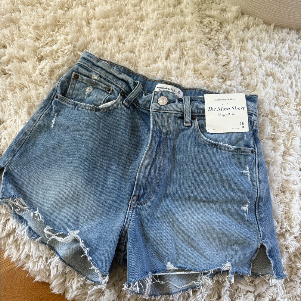 Abercrombie & Fitch The Mom Short High Rise- size 25/0 NWT